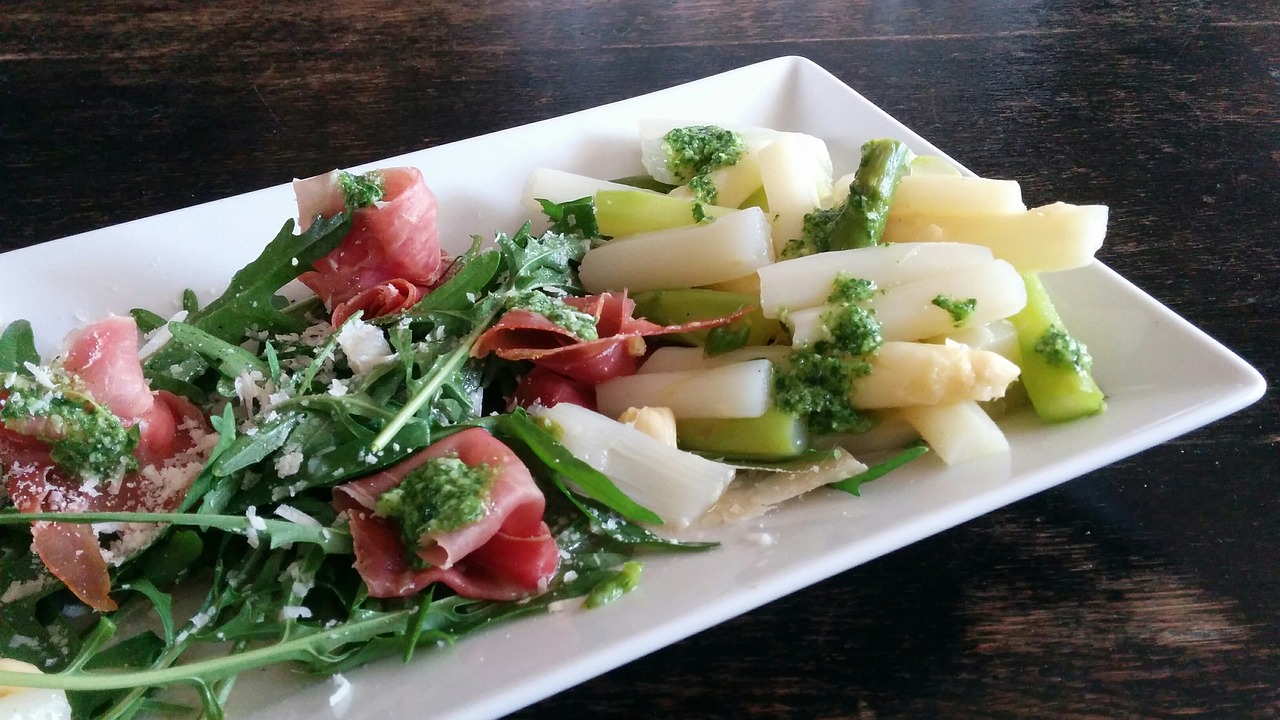 Zubereitung von Salat mit weissen Spargel